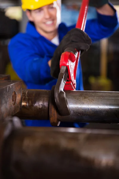 Trabajador manual usando llave inglesa — Foto de Stock