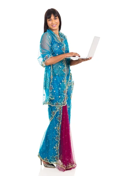 Kvinna i saree använder laptop — Stockfoto