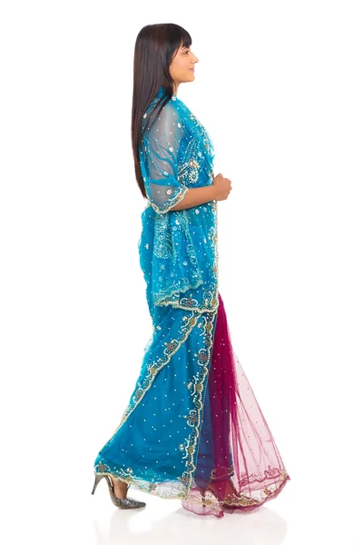 Mulher em saree andando — Fotografia de Stock
