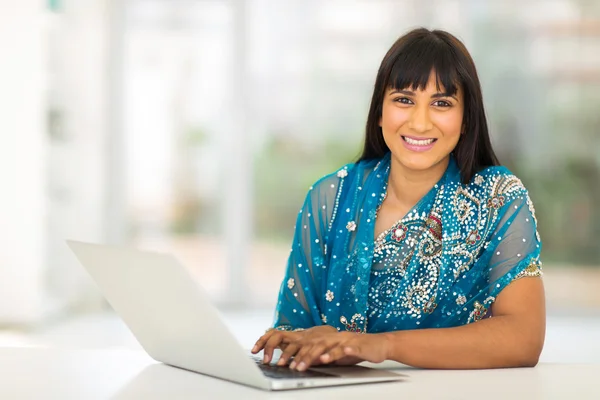 Indiska affärskvinna med laptop — Stockfoto
