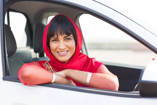 Mulher indiana dentro do carro — Fotografia de Stock