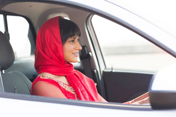 Hintli kadın sürüş — Stok fotoğraf