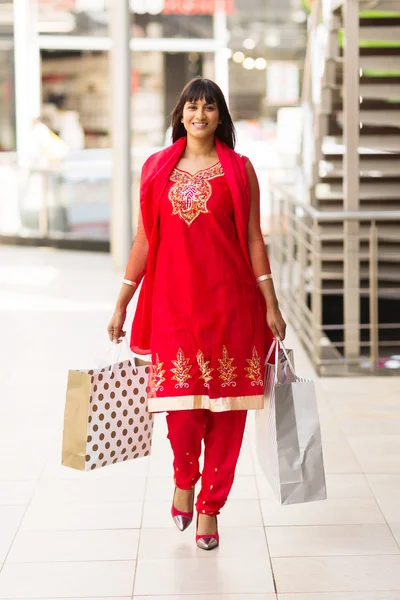 Mulher carregando sacos de compras — Fotografia de Stock