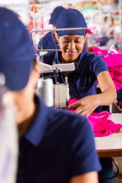 Lavoratore tessile che cuce — Foto Stock