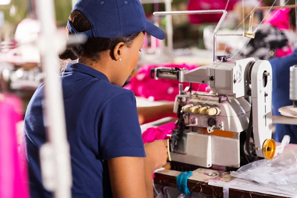 Cucitura operaia con macchina da cucire industriale — Foto Stock