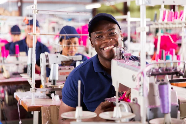 Trabalhador da fábrica têxtil africana — Fotografia de Stock