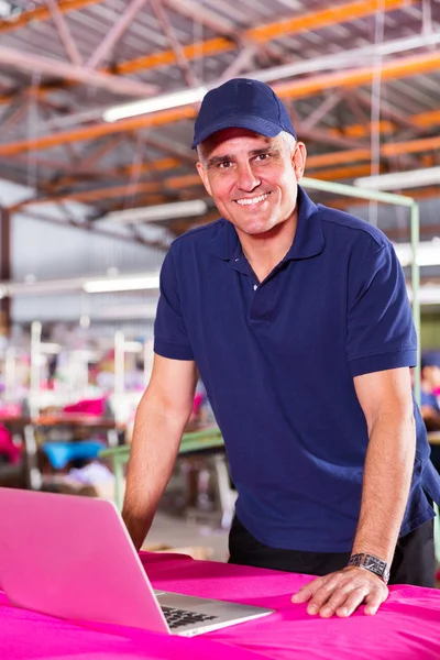 Manager van de fabriek met behulp van computer — Stockfoto
