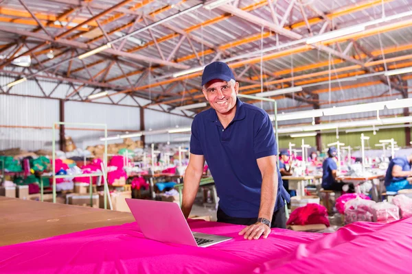 Administrador de fábrica usando computadora — Foto de Stock