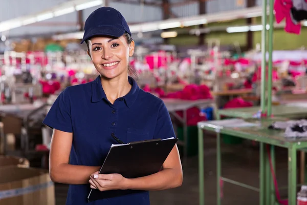 Vrouwelijke fabrieksarbeider met Klembord — Stockfoto