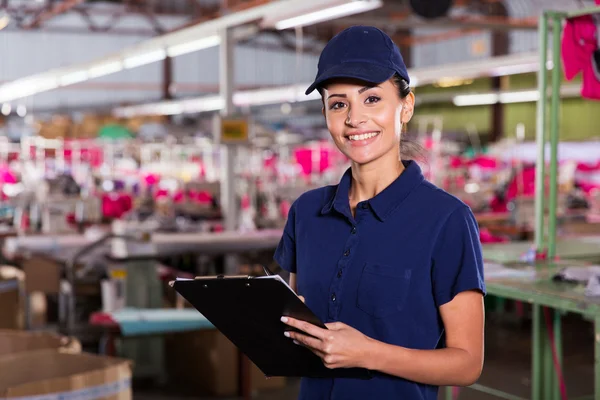 Ouvrier d'usine féminin avec presse-papiers — Photo