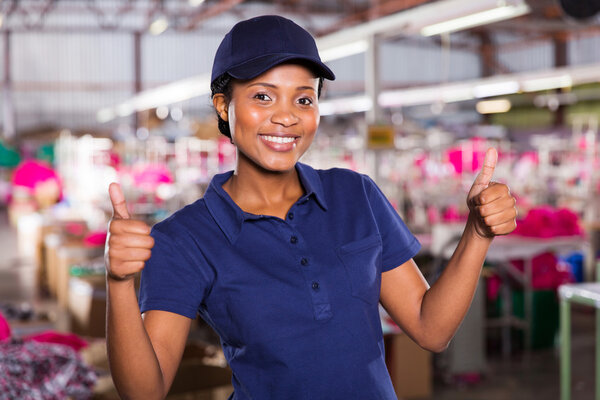 Работник фабрики, показывающий себя
