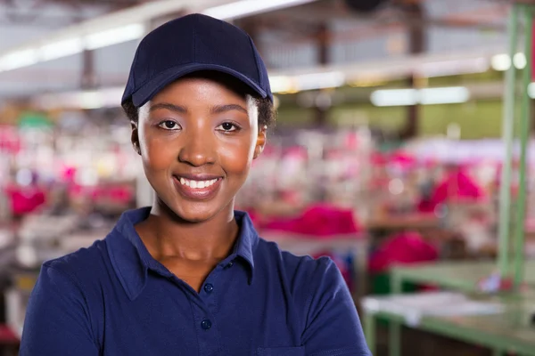 Lavoratrice di fabbrica di abbigliamento femminile — Foto Stock