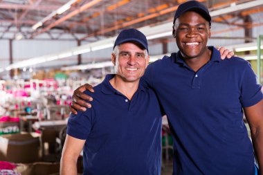 Tekstil fabrikasında ortak çalışanlar