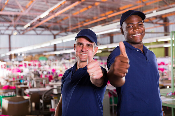 Надзиратели поднимают большие пальцы
