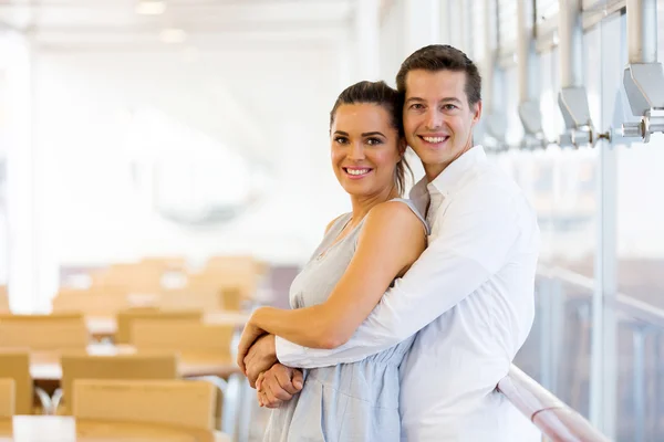 Feliz abrazar pareja — Foto de Stock