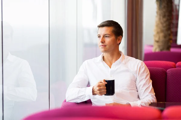 Man met koffie — Stockfoto