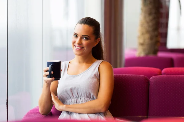 Mulher tomando café no café — Fotografia de Stock