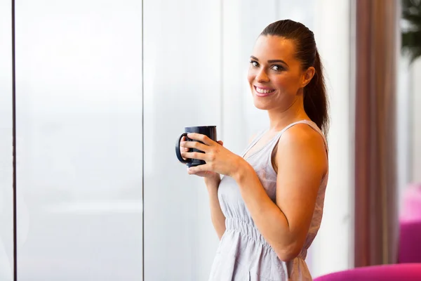 Kvinna med kopp kaffe i kaféet — Stockfoto