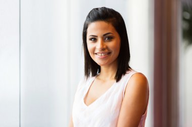 pencere önünde duran kadın