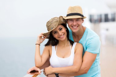 Gezisinde kucaklayan Çift