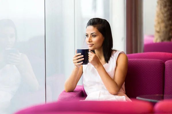 Mujer tomando taza de café — Foto de Stock