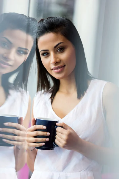 コーヒーマグカップを持つ女性 — ストック写真