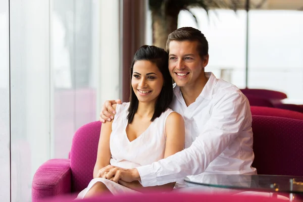 Pareja relajándose en la cafetería —  Fotos de Stock