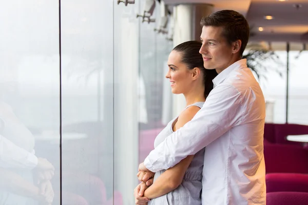 Pareja abrazándose en el salón —  Fotos de Stock