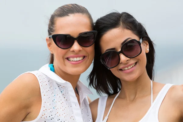 Kvinnor som bär solglasögon — Stockfoto