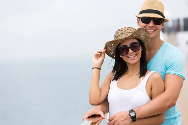 Embracing couple on cruise — Stock Photo, Image