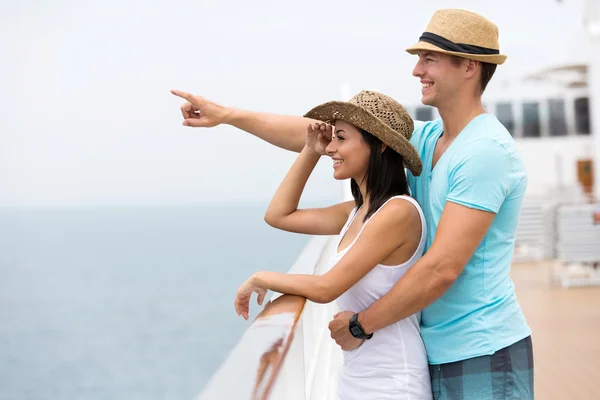 Embracing couple on cruise — Stock Photo, Image