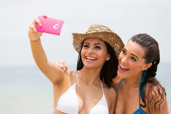 Amici che scattano selfie — Foto Stock