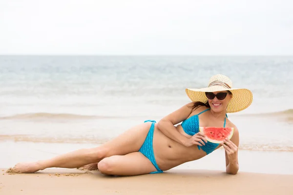 Vrouw met stuk van watermeloen — Stockfoto