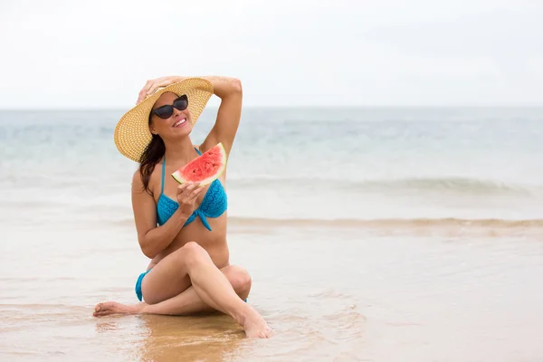 Frau mit Stück Wassermelone — Stockfoto