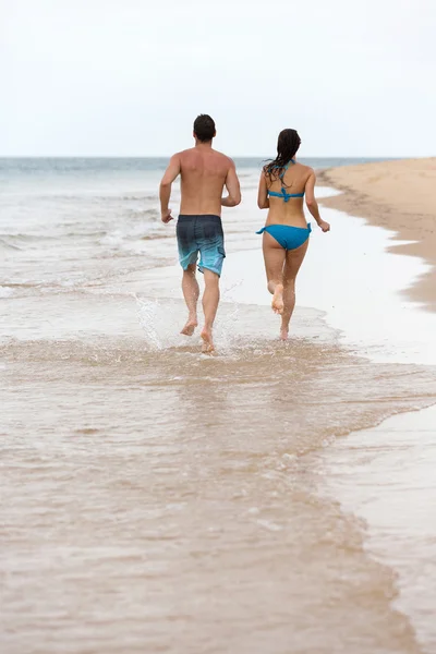 Paar lopen op het strand — Stockfoto