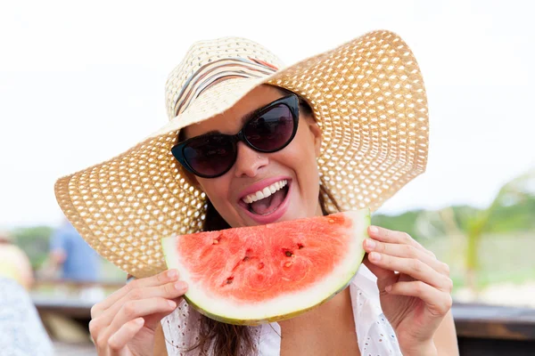 Frau hält Scheibe Wassermelone in der Hand — Stockfoto