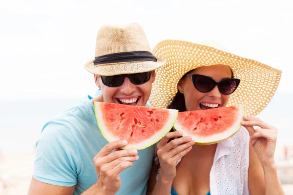 Pareja disfrutando de sandía —  Fotos de Stock