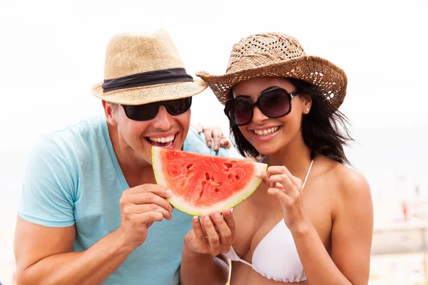 Paar genieten van watermeloen — Stockfoto