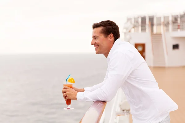 Mann trinkt Cocktail auf Kreuzfahrt — Stockfoto