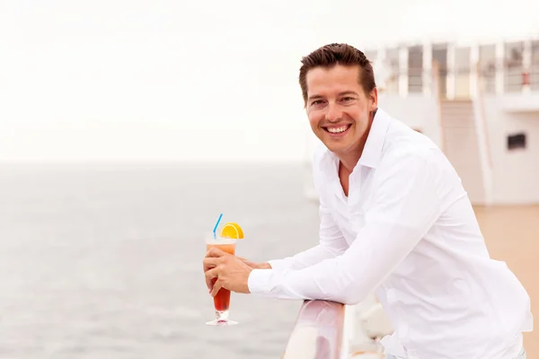 Man drinking cocktail on cruise — Stock Photo, Image