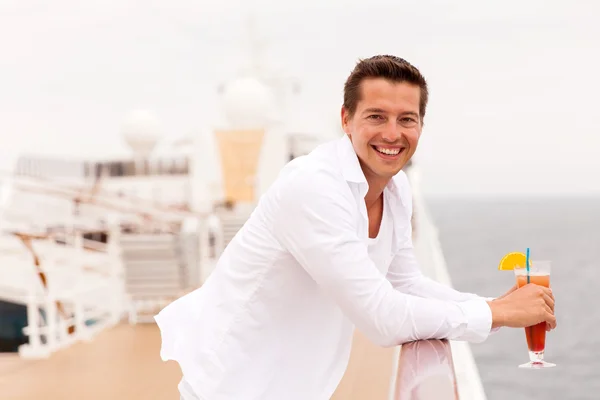 Homme buvant un cocktail en croisière — Photo