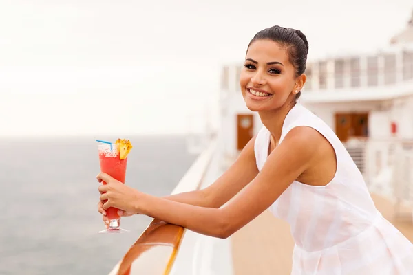 Mujer bebiendo cóctel en crucero —  Fotos de Stock