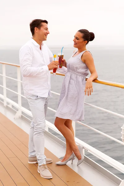 Couple marié ayant un cocktail — Photo