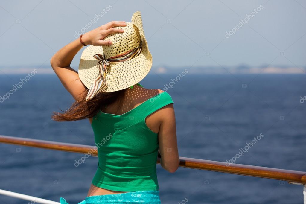 Femeie purtând pălărie de vară ⬇ Fotografie de stoc, imagine realizată de ©  michaeljung #61946623