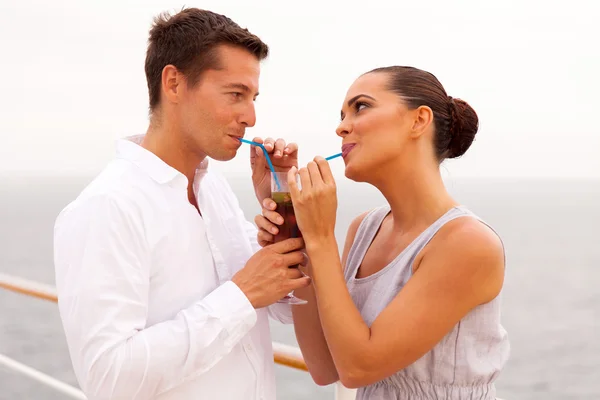 Couple drinking cocktail together — Stock Photo, Image