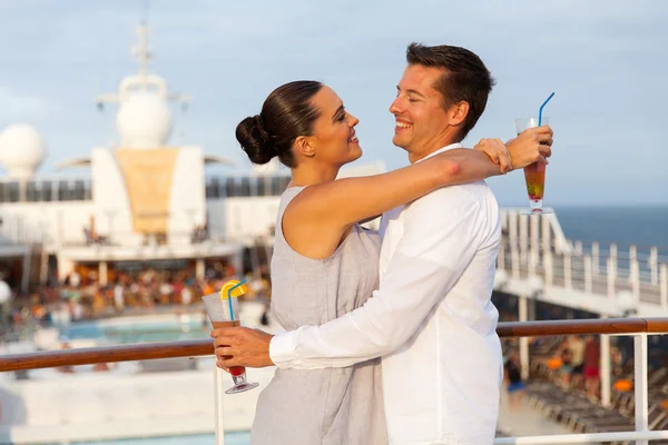 Casal se divertindo em viagem de cruzeiro — Fotografia de Stock