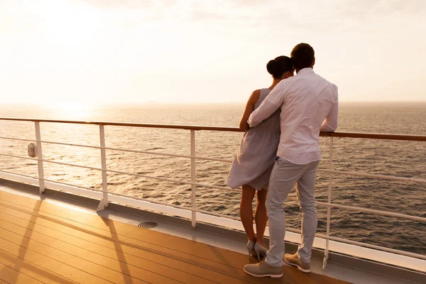 Paar staande op het dek van het schip — Stockfoto