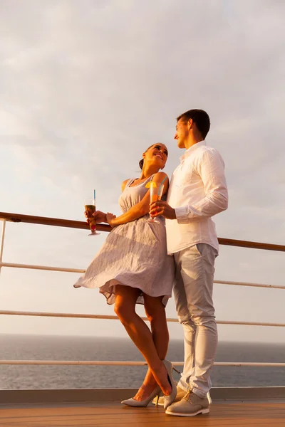 Pareja en la cita tomando bebidas — Foto de Stock