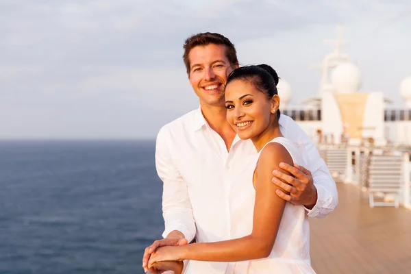 Casal abraçando ao pôr do sol em navio de cruzeiro — Fotografia de Stock