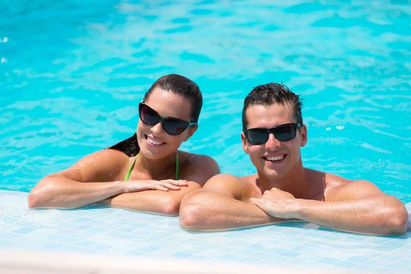 Casal relaxante na piscina — Fotografia de Stock